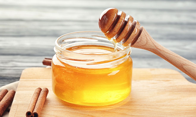 Das Bild zeigt die vegane Zuckeralternative Honig in einem Topf.
