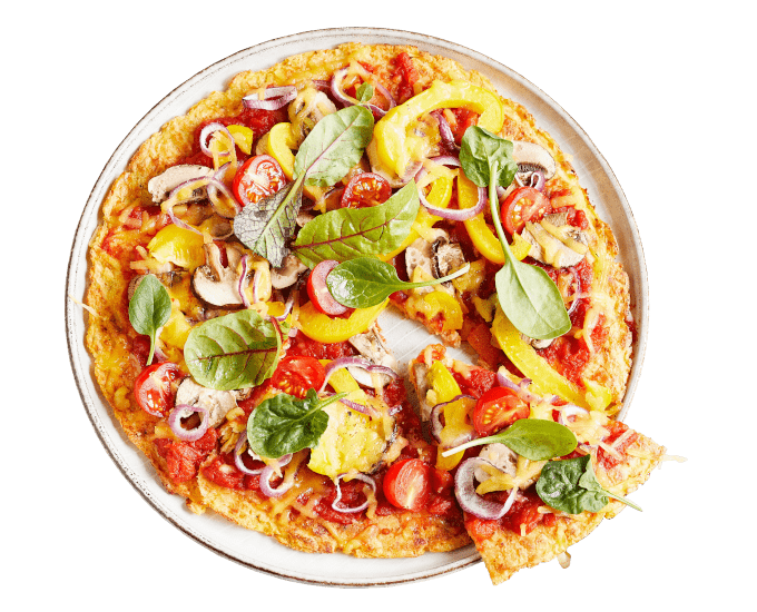Eine Gemüsepizza auf einem weißen Teller