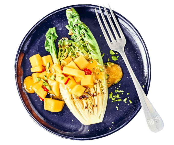 Eine Roma-Salat der gegrillt wurde mit Mangostückchen