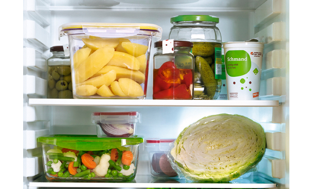 Gemüse und andere Lebensmittel aufbewahren im Kühlschrank.