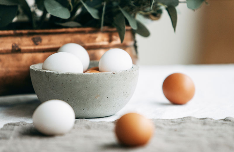 Eier in einer grauen Schale