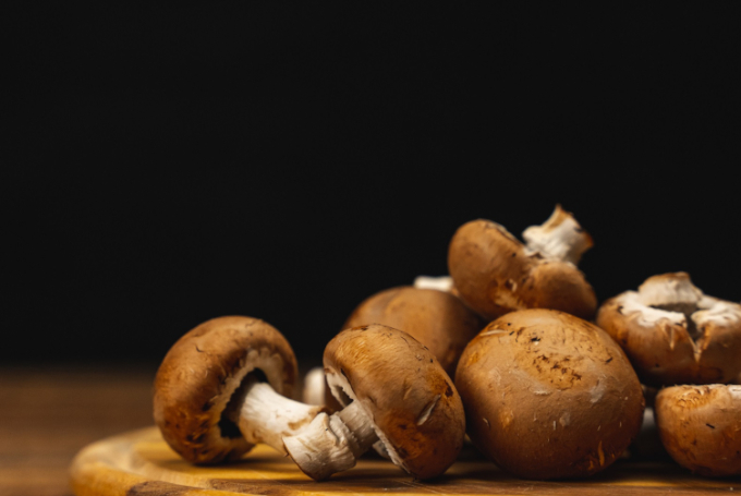 Future Food - Pilze aufgetürmt auf einem Holzbrettchen
