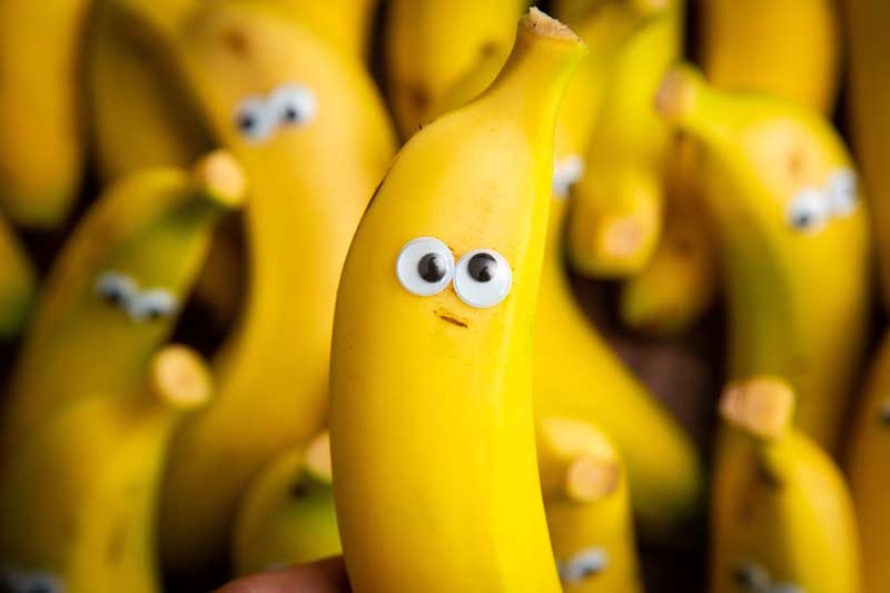 Bananen mit aufgeklebten Augen