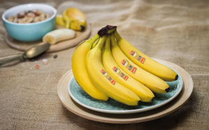 Mehrere Bananen auf einem Teller