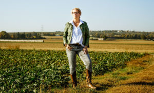 Agrarwissenschaftlerin Andrea Beste steht auf einem Feld