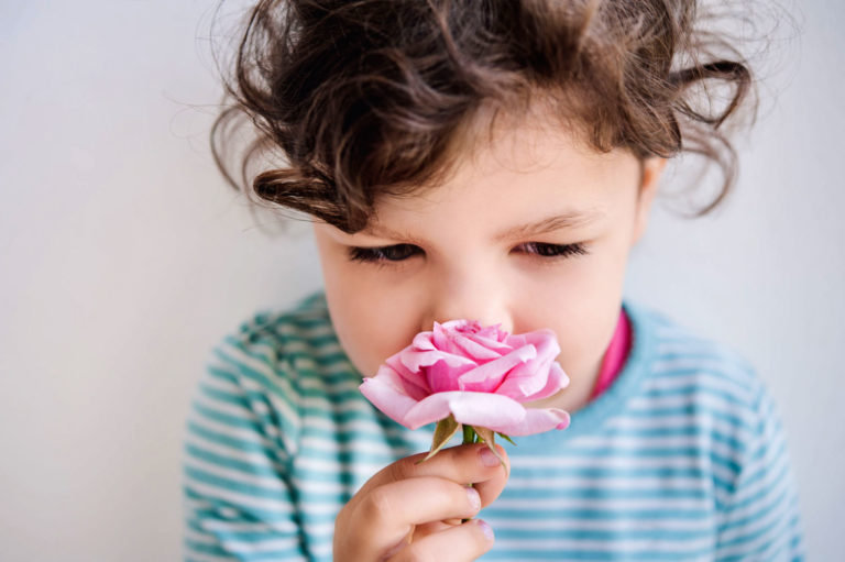 Kind riecht an Blume