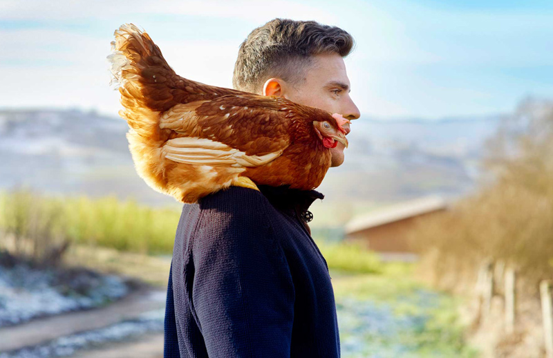 Fabian Häde mit einem Huhn