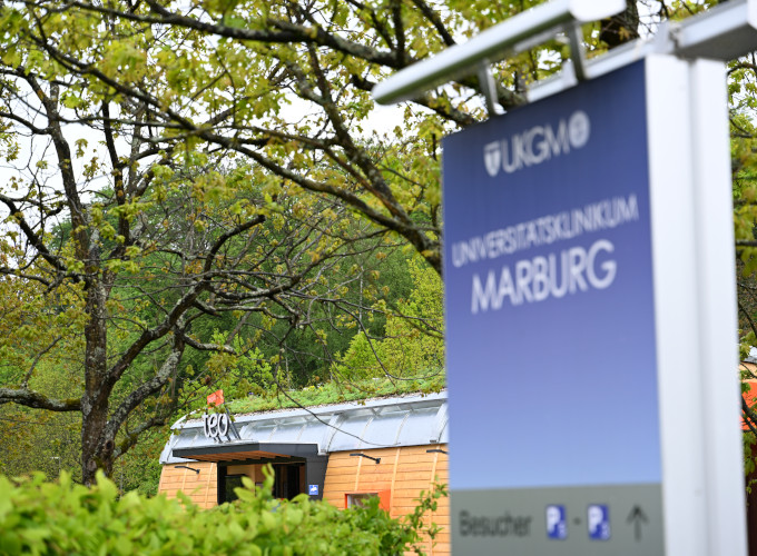 Ein tegut teo steht auf dem Klinikumgelände von Marburg