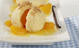 Aprikosenknödel mit Butterbröseln und Kompott