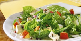 Romana-Rucola-Nektarinen-Salat mit Käse