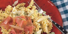 Pasta mit Zucchini-Kräuter-Sauce und luftgetrocknetem Schinken