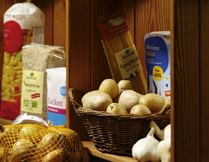 Das Bild zeigt einen Vorratsschrank mit Lebensmitteln wie Nudeln, Kartoffeln, Naturreis, Zucker, Mehl - der Grundvorrat, der stets im Hause sein sollte..
