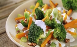 Brokkoli-Möhren-Salat mit Walnüssen