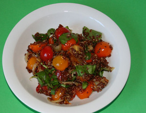 Warmer Tomatensalat mit Quinoa