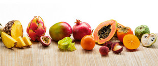 Exotische Früchte dargestellt auf einem Tisch
