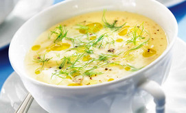 Fenchel-Kartoffel-Suppe mit Birne und Olivenöl
