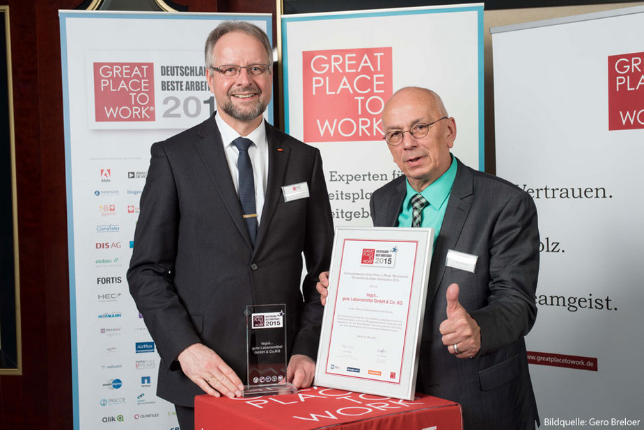 Karl-Heinz Brand und Harald Bottin freuen sich stellvertretend für alle tegutianer über die Auszeichnung „Deutschlands beste Arbeitgeber“.