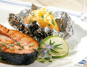 Gegrilltes Lachssteak mit Kräuterbutter und Folienkartoffel