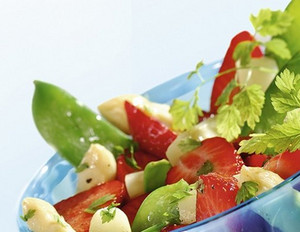 Würziger Spargel-Zuckerschoten-Salat mit Erdbeeren