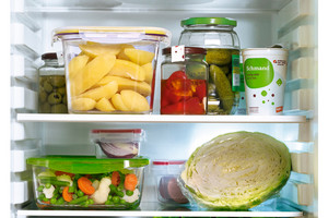 Kühlschrank gefüllt mit Lebensmitteln