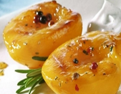 Gegrillte Pfirsiche mit Honig und Rosmarin