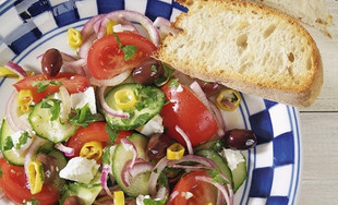 Hirtensalat mit geröstetem Fladenbrot