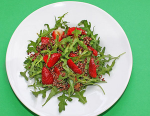 Rucola-Quinoa- Salat mit Erdbeeren