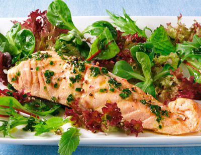 Gemischter Salat mit Lachs und Kräuter-Würzöl