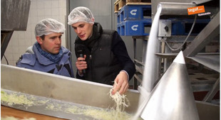 Jeremias Rockel mit Joachim Schweizer bei der Sauerkraut Produktion