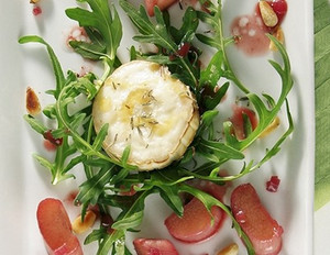 Rucola-Salat mit Rhabarber und gratiniertem Ziegenkäse