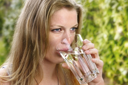 Frau trinkt ein Glas Wasser