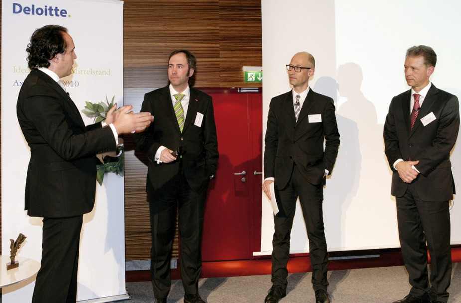 Vier Männer unterhalten sich bei der Preisverleihung des "Deloitte Axia-Award 2010". 