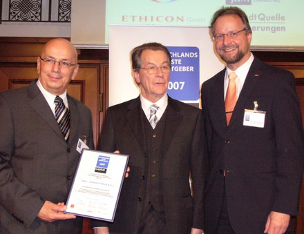 Tegut Mitarbeiter und der ehemaligen Arbeitsminister Müntefering bei der Preisverleihung zum Besten Arbeitgeber Deutschlands im Jahre 2007