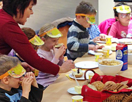 Kinder des Kindergartens Gelnhausen-Roth frühstücken, um die Ernährungspyramide kennen zu lernen