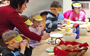 Kinder des Kindergartens Gelnhausen-Roth frühstücken, um die Ernährungspyramide kennen zu lernen
