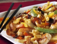 Asia-Puten-Nudel-Pfanne