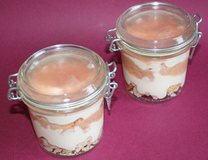Rhabarber-Zwieback Dessert im Glas