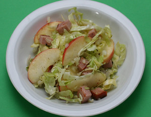 Apfel-Kohl-Salat mit Leberkäse