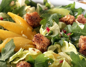 Rucola-Salat mit Mango und gebackenem Schafskäse
