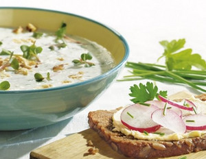 Buttermilch-Kaltschale mit Kräutern