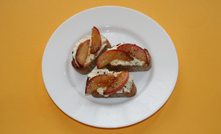 Karamellsisierte Pfirsiche auf Crostini