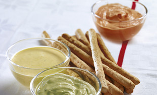 Dinkel-Sticks mit dreierlei Dips