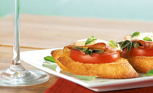Tomaten-Crostini mit prickelndem Pfirsich-Prosecco