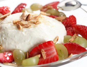 Joghurtcreme mit Trauben und Erdbeeren