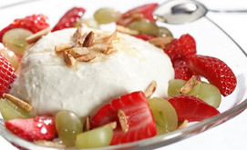 Joghurt-Dessert mit Trauben und Erdbeeren