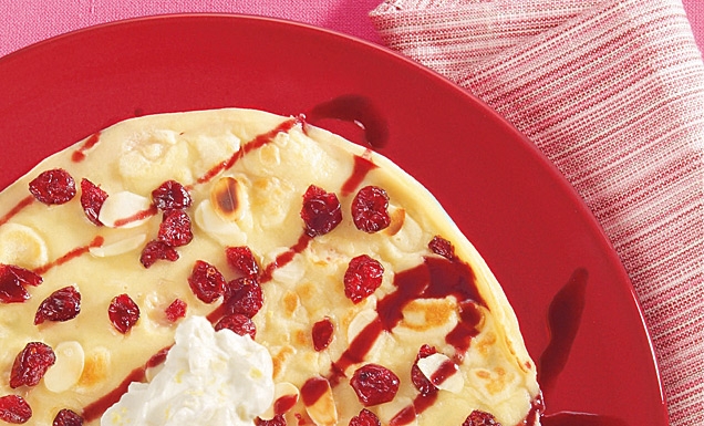 Cranberry-Pfannkuchen mit Mandelblättchen und Cassis-Holundersauce